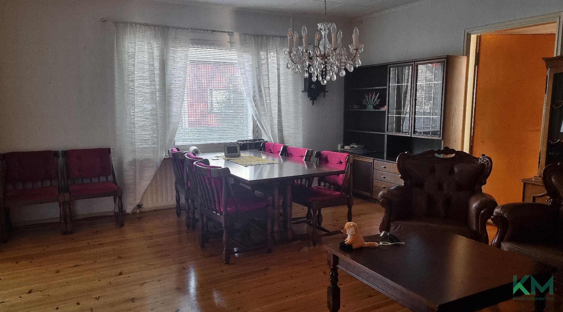 Isoon olohuoneeseen mahtuu ruokailupöytä