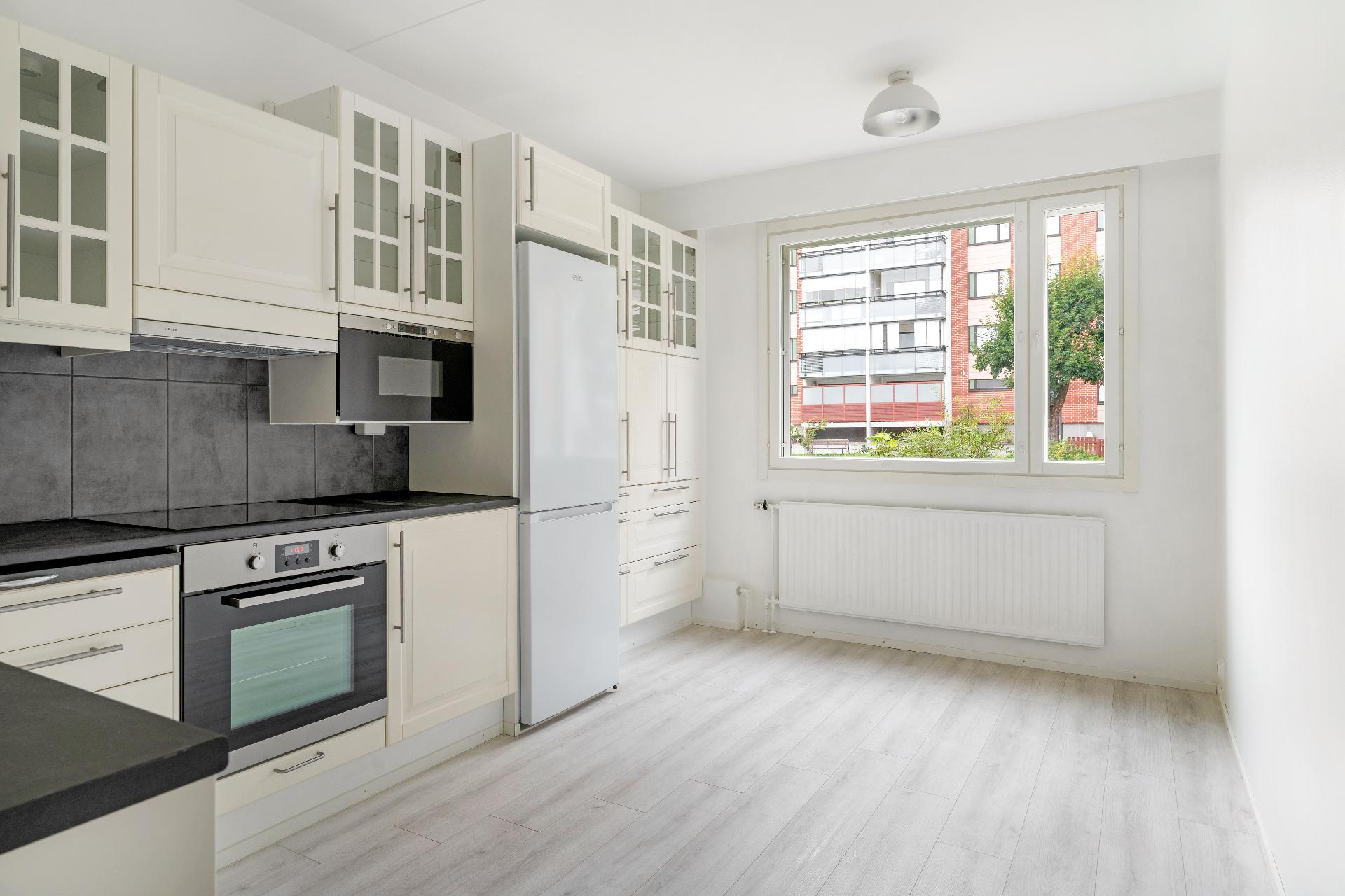 Iso ja toimiva keittiö