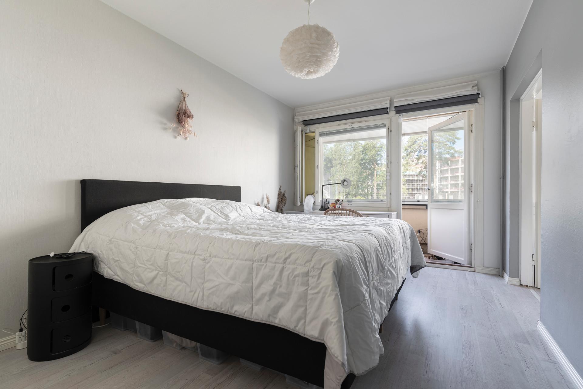 Makuuhuoneesta on käynti parvekkeelle