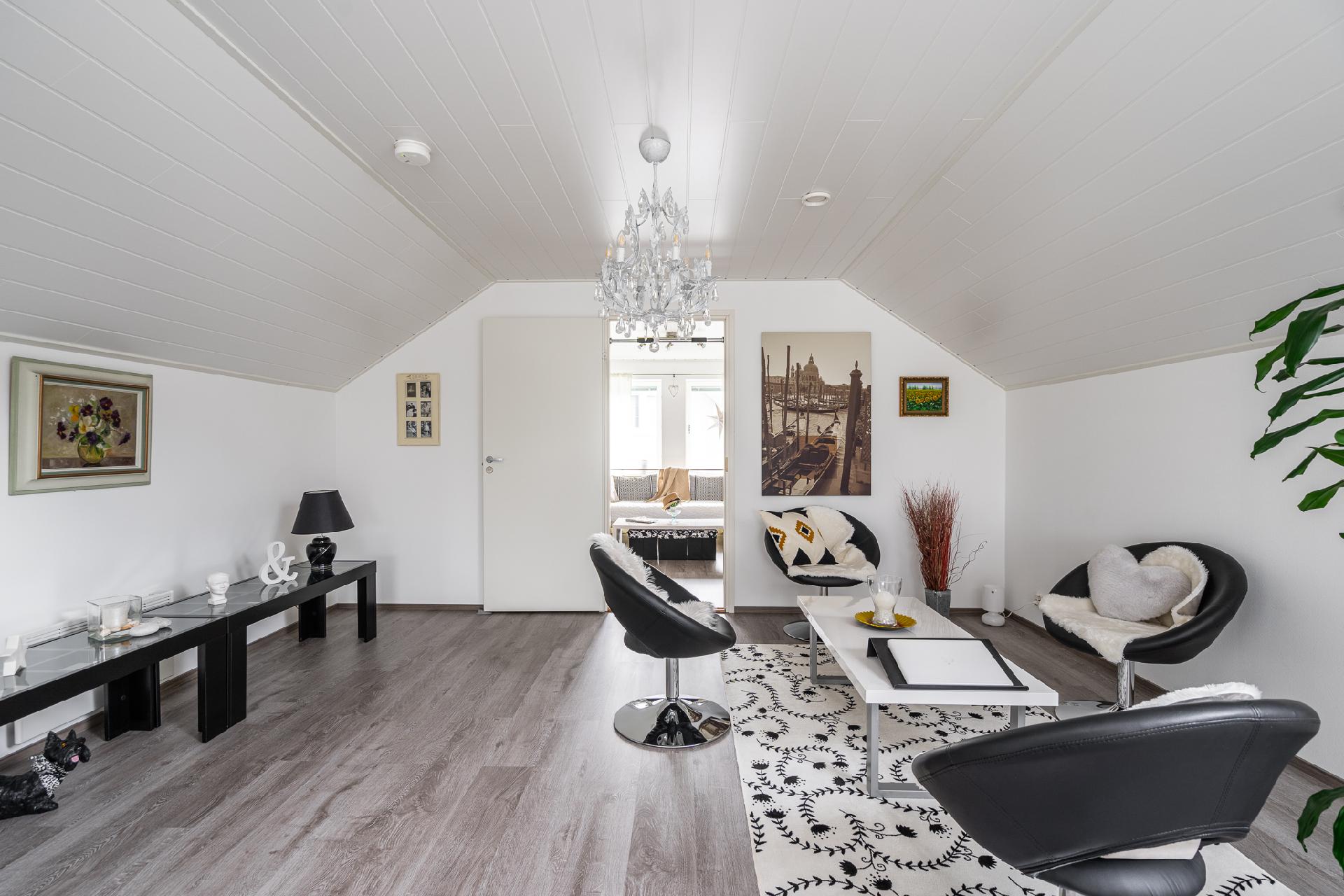 Yläkerran oleskelutila