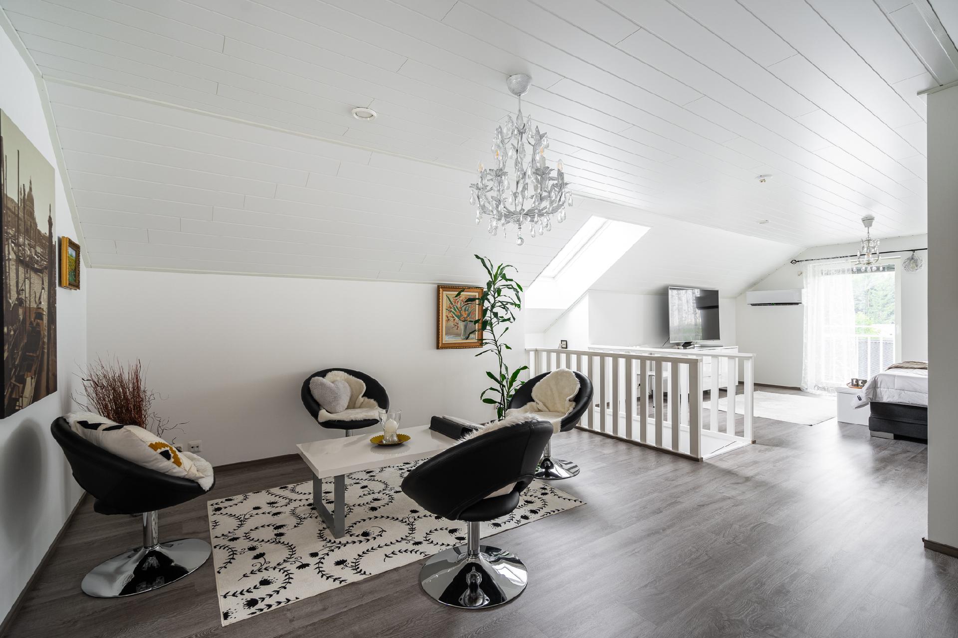 Yläkerran oleskelutila