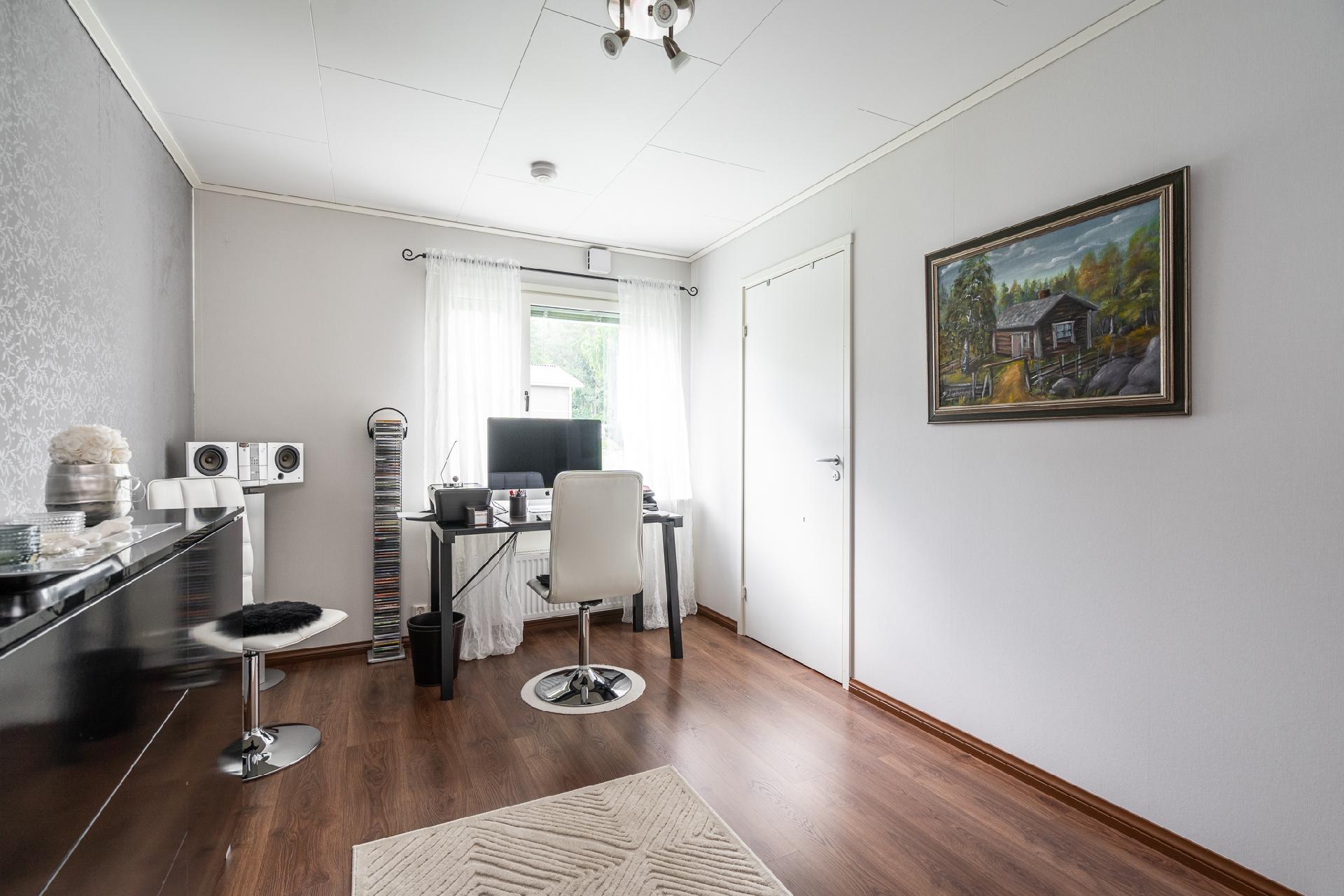 Alakerran makuuhuone 2