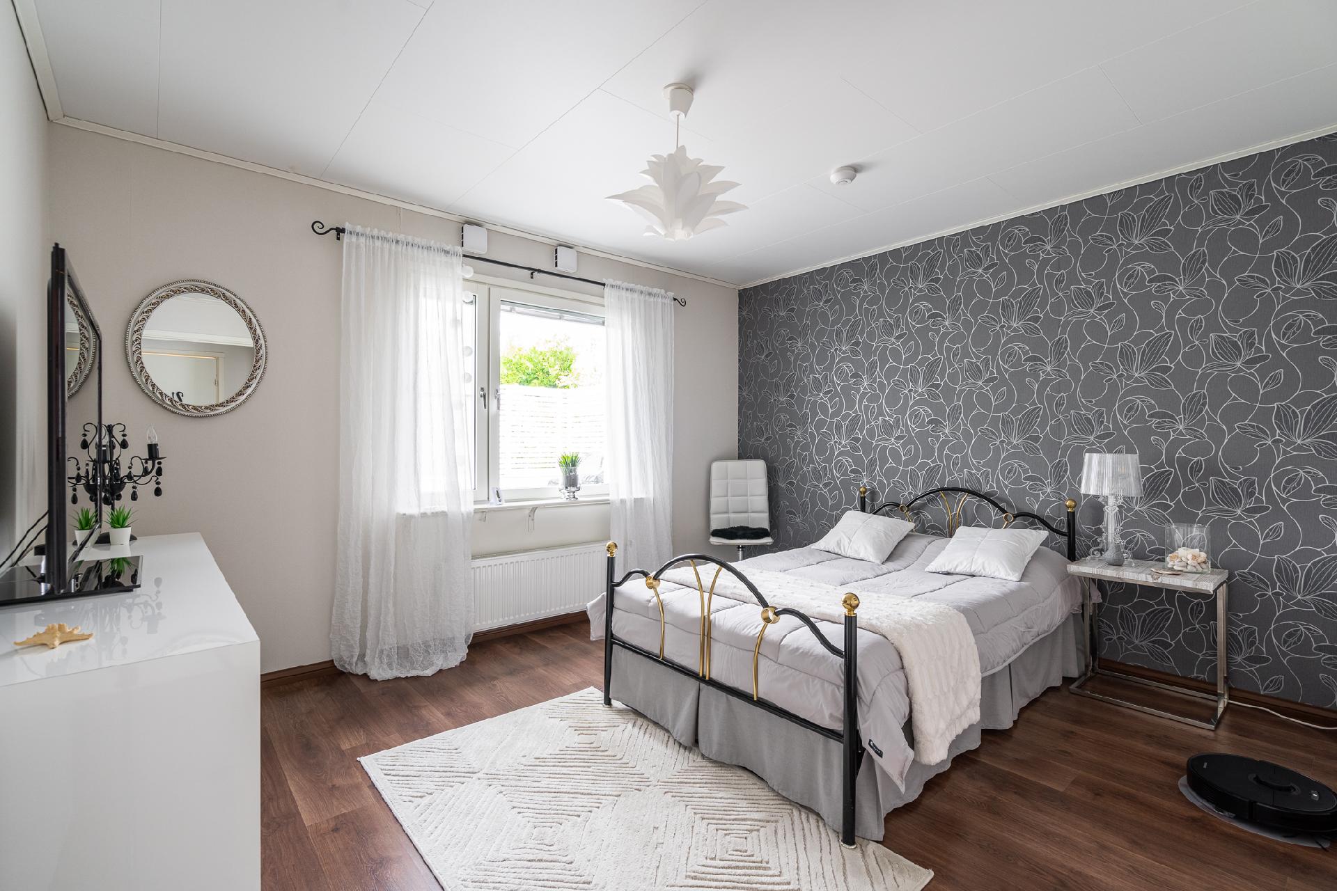 Alakerran makuuhuone 1