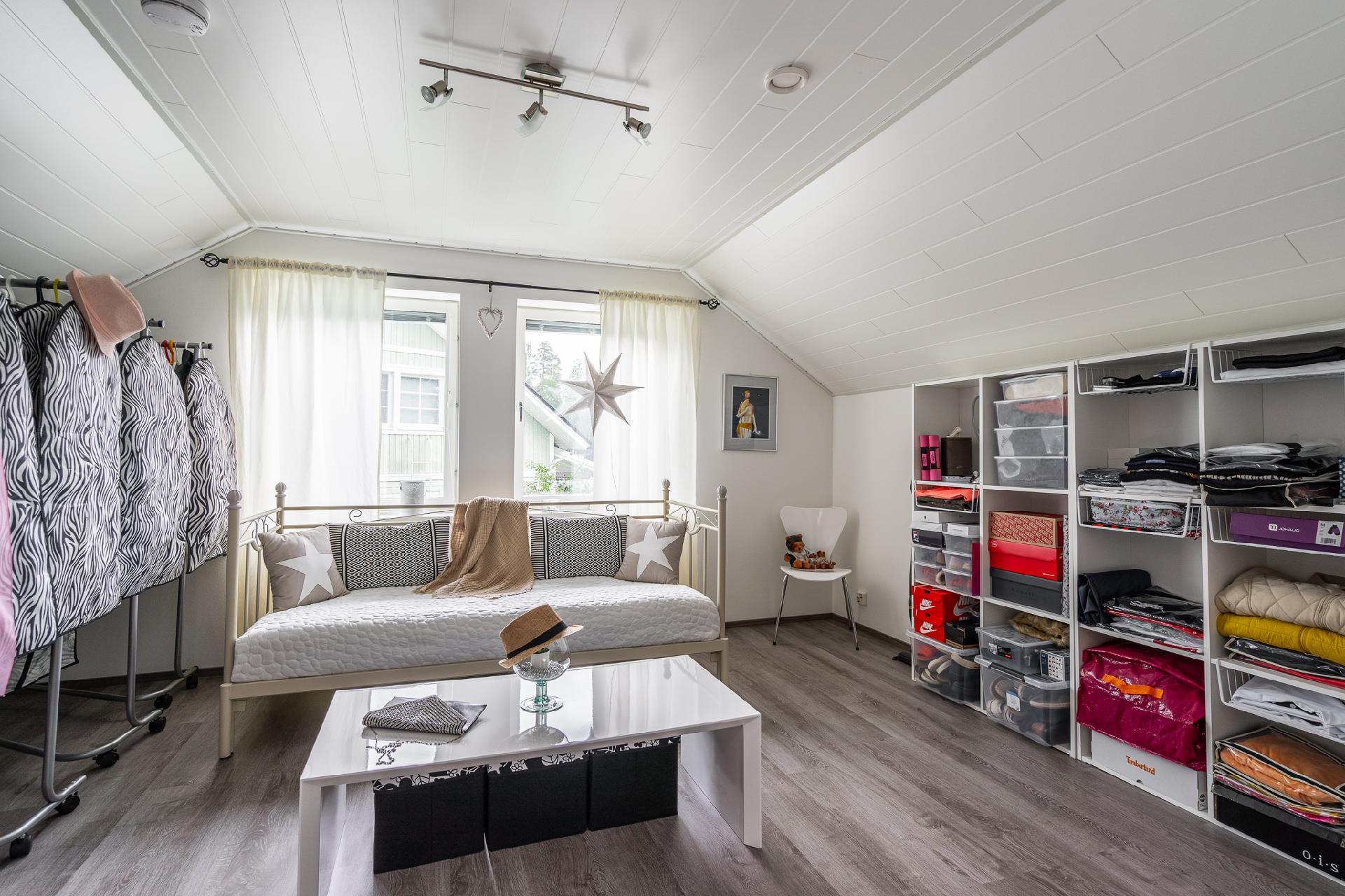 Yläkerran makuuhuone 2