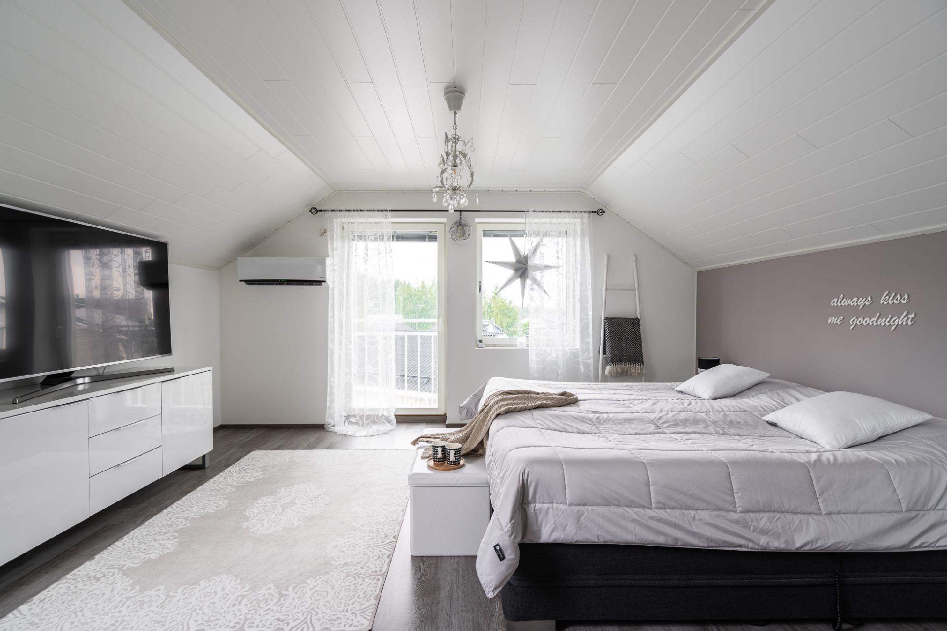 Yläkerran makuuhuone 1