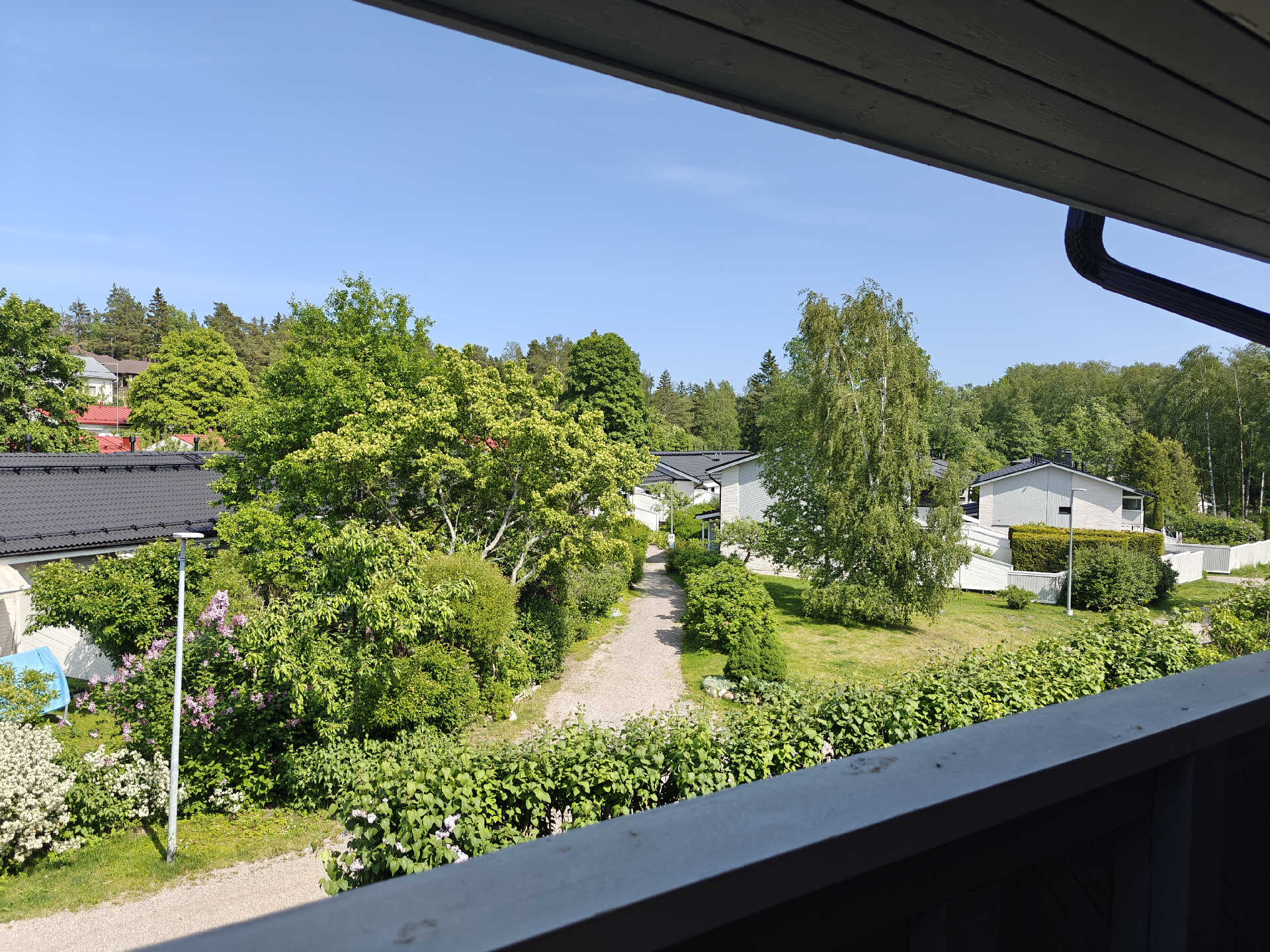 Yläkerran yhdestä makuuhuoneessa parveke aamuauringon puolelle