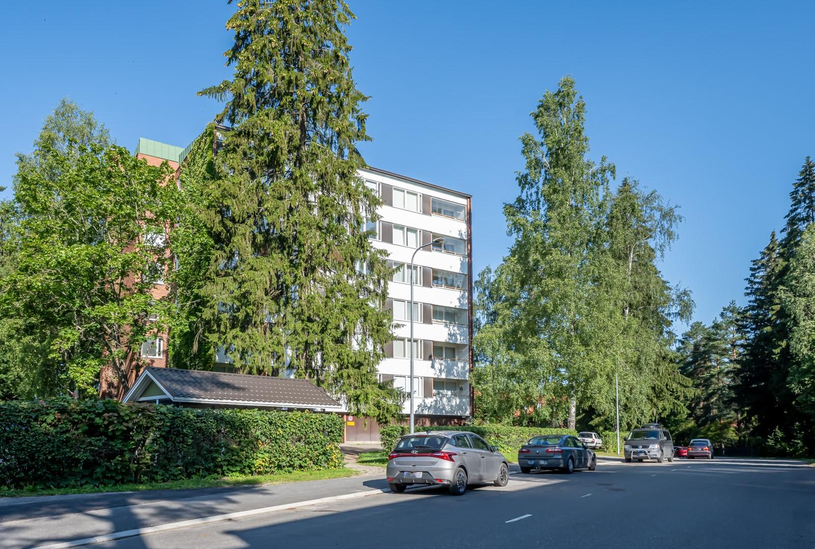 Taloyhtiö sijaitsee hyvien kulkuyhteyksien läheisyydessä. Päiväkotiin, alakouluun ja lähikauppaan on matkaa noin kilometrin verran.