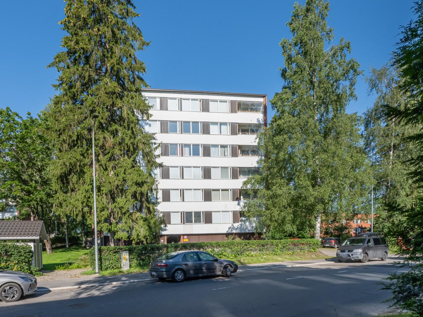 Hissitalossa läpitalon kolmio taloyhtiön 5. kerroksessa. Lasitettu parveke. Taloyhtiössä valmistui linjasaneeraus v. 2025.