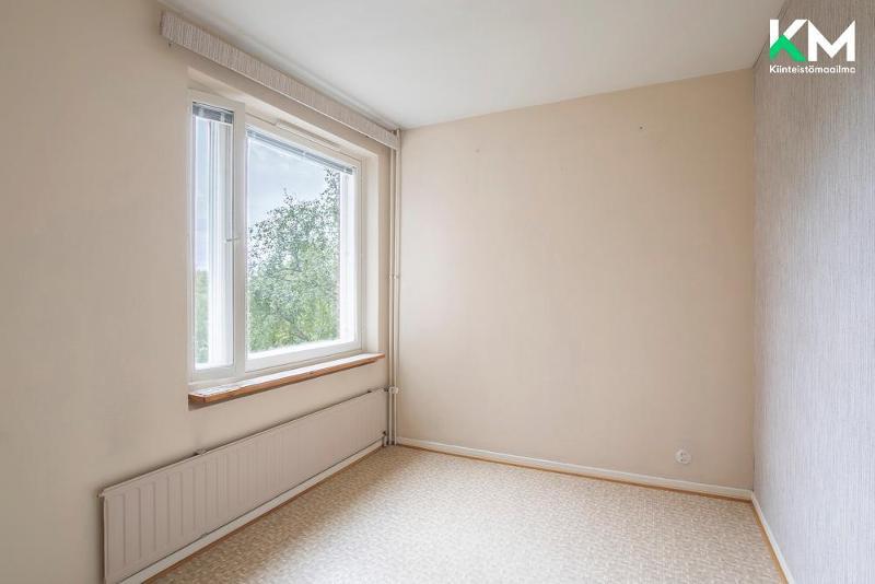 Viertolantien puoleinen makuuhuone.