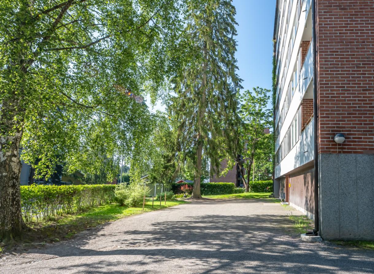 Kuvaa taloyhtiön etupihalta...