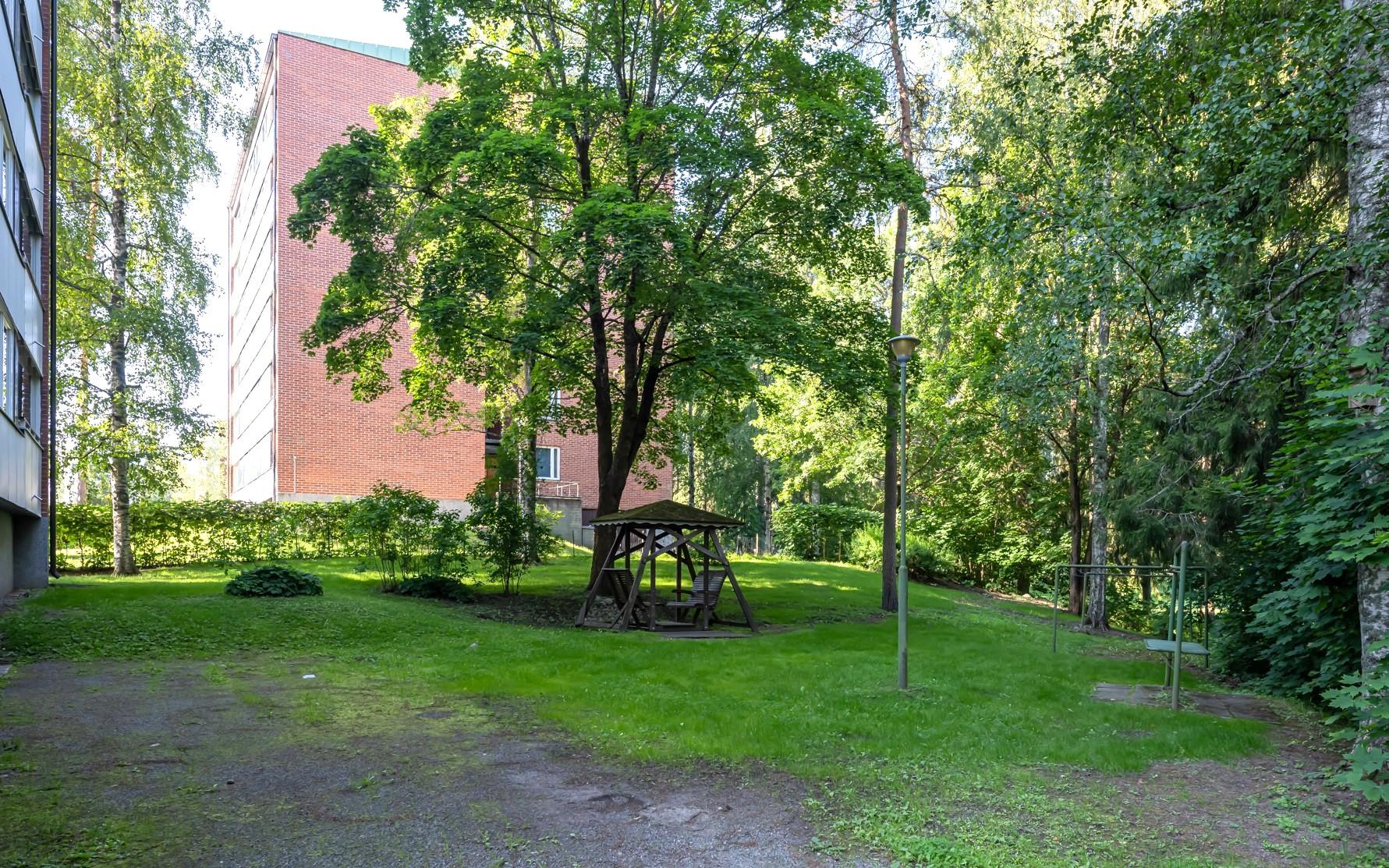 ja vehreältä takapihalta.