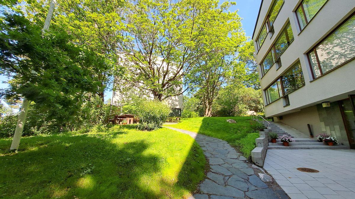 taloyhtiön etupihaa