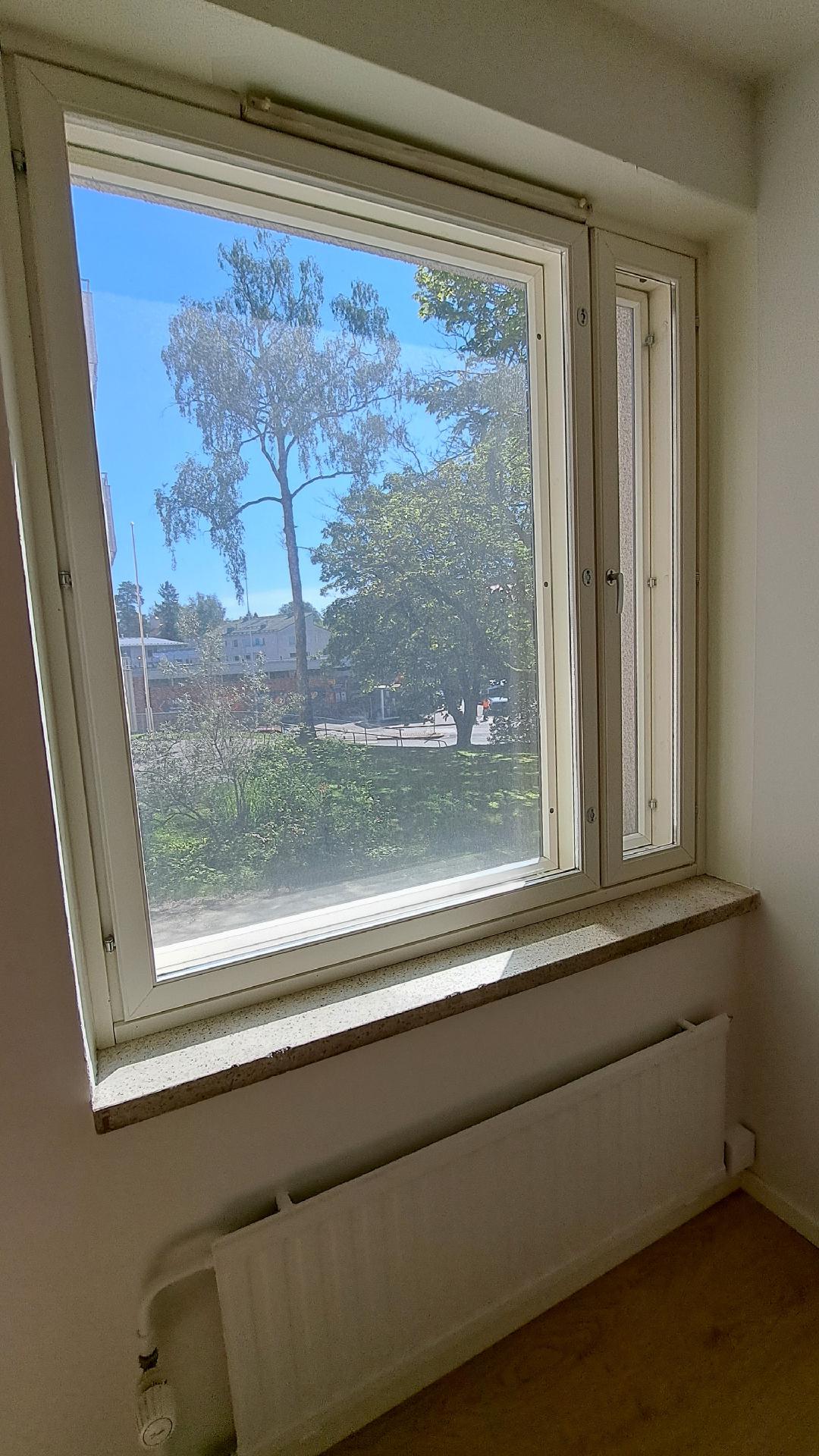 ikkunannäkymät makuuhuoneesta