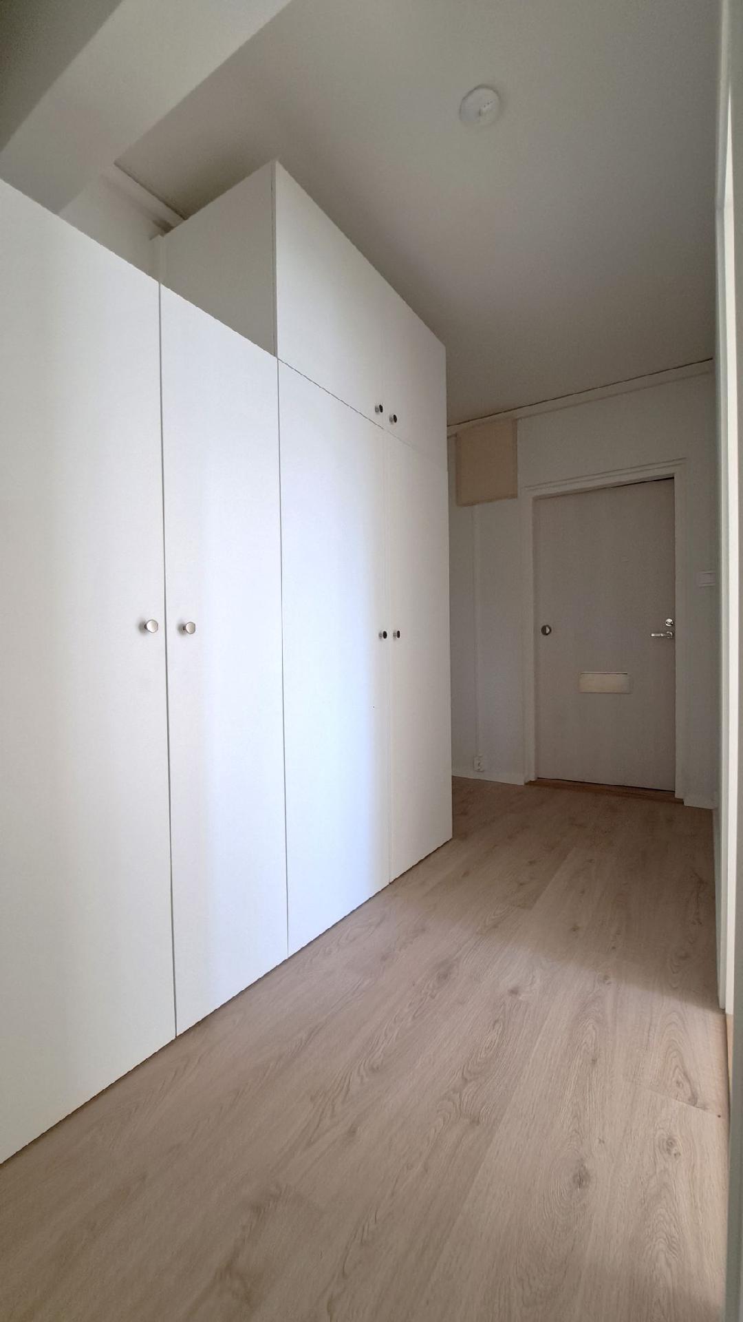 eteisen uusitut vaatekaapistot