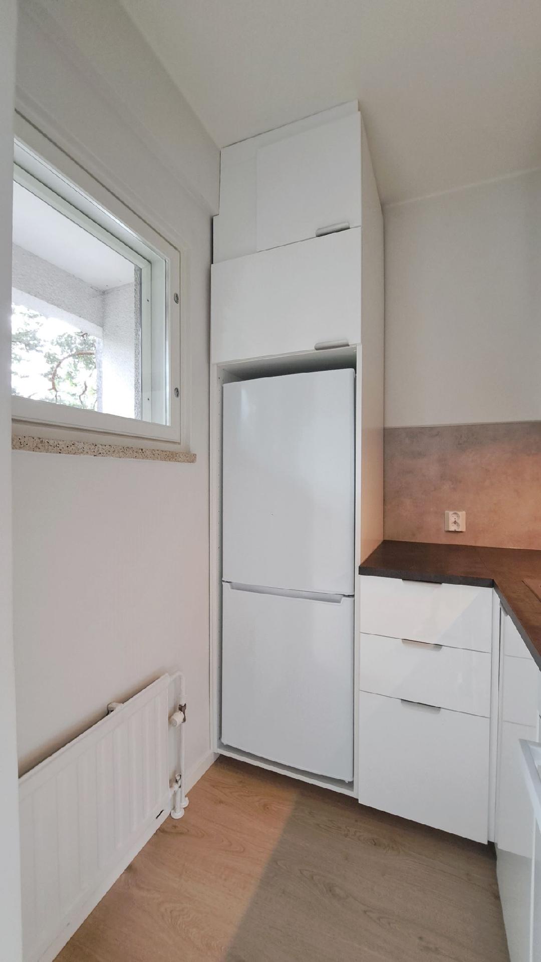 uusittu, ikkunallinen keittokomero