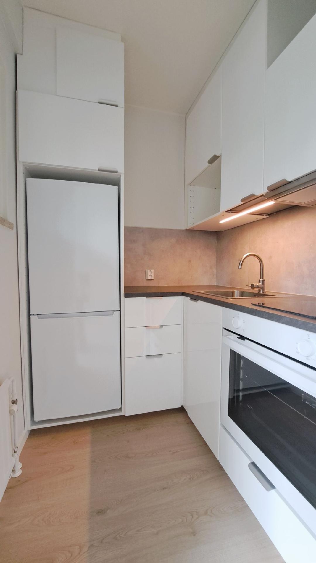 keittokomeroon asennettu 11/2025 pöytämallinen astianpesukone, joka ei näy kuvassa