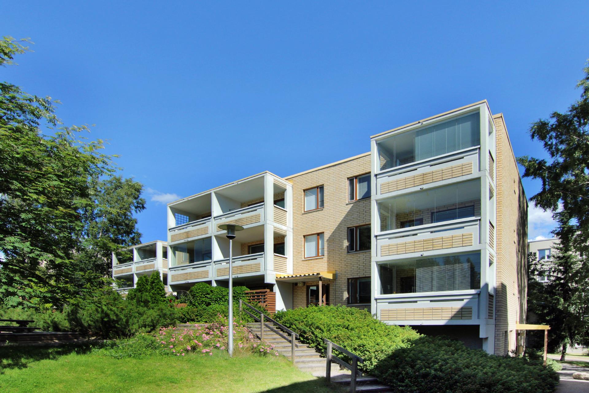Keskimmäinen asunto oikealla