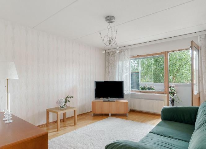 Valoisa olohuone, jossa luonnonläheisyys ja kodikkuus kohtaavat.