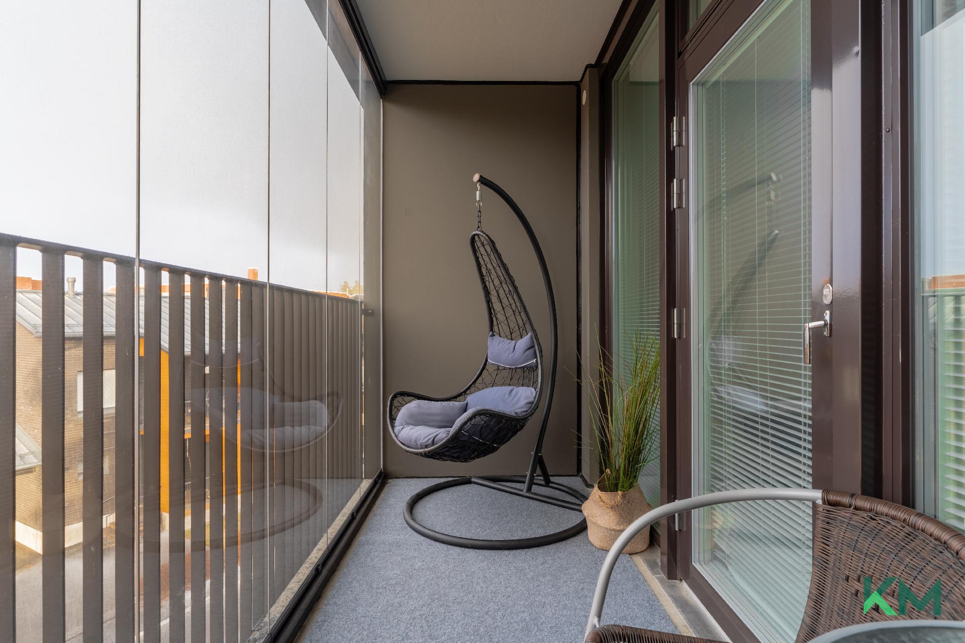 Tilava ja lasitettu parveke länteen