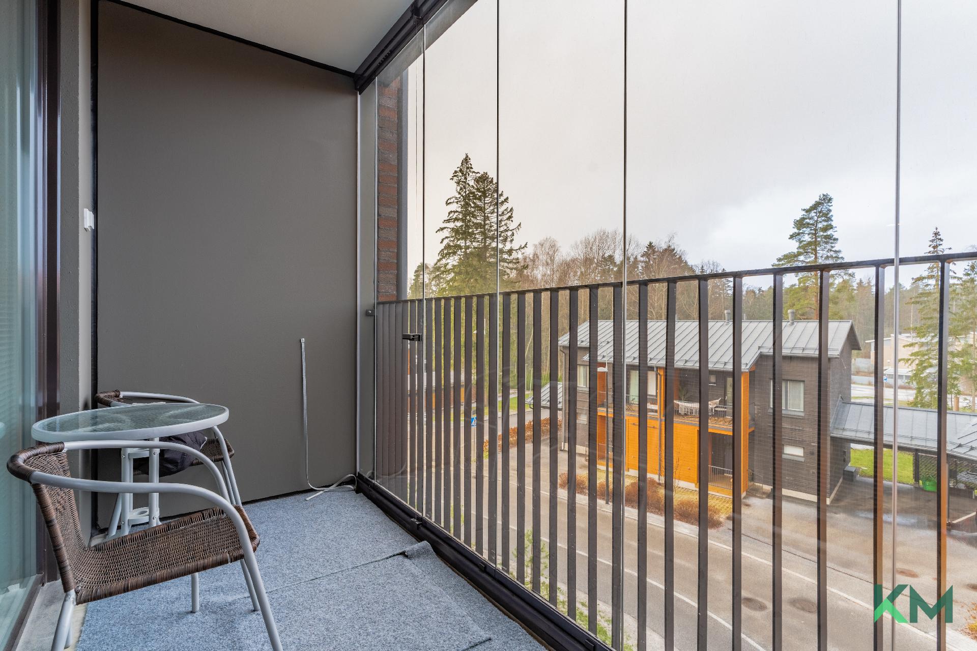 Parvekkeen näkymää ilta-auringon puolelle