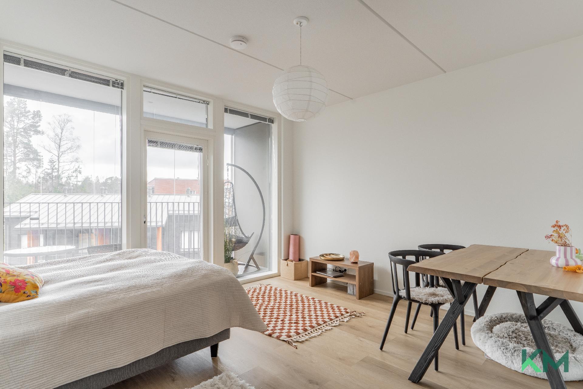 Olohuoneesta tilavalle ja lasitetulle parvekkeelle