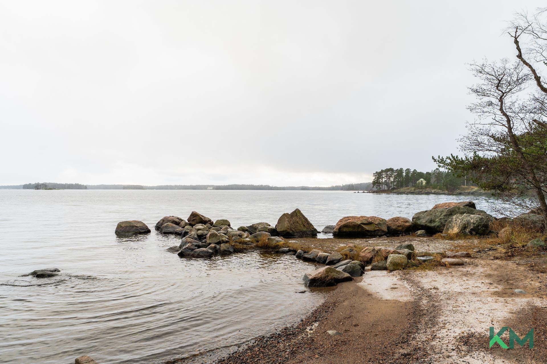 Merenranta kivenheiton päässä