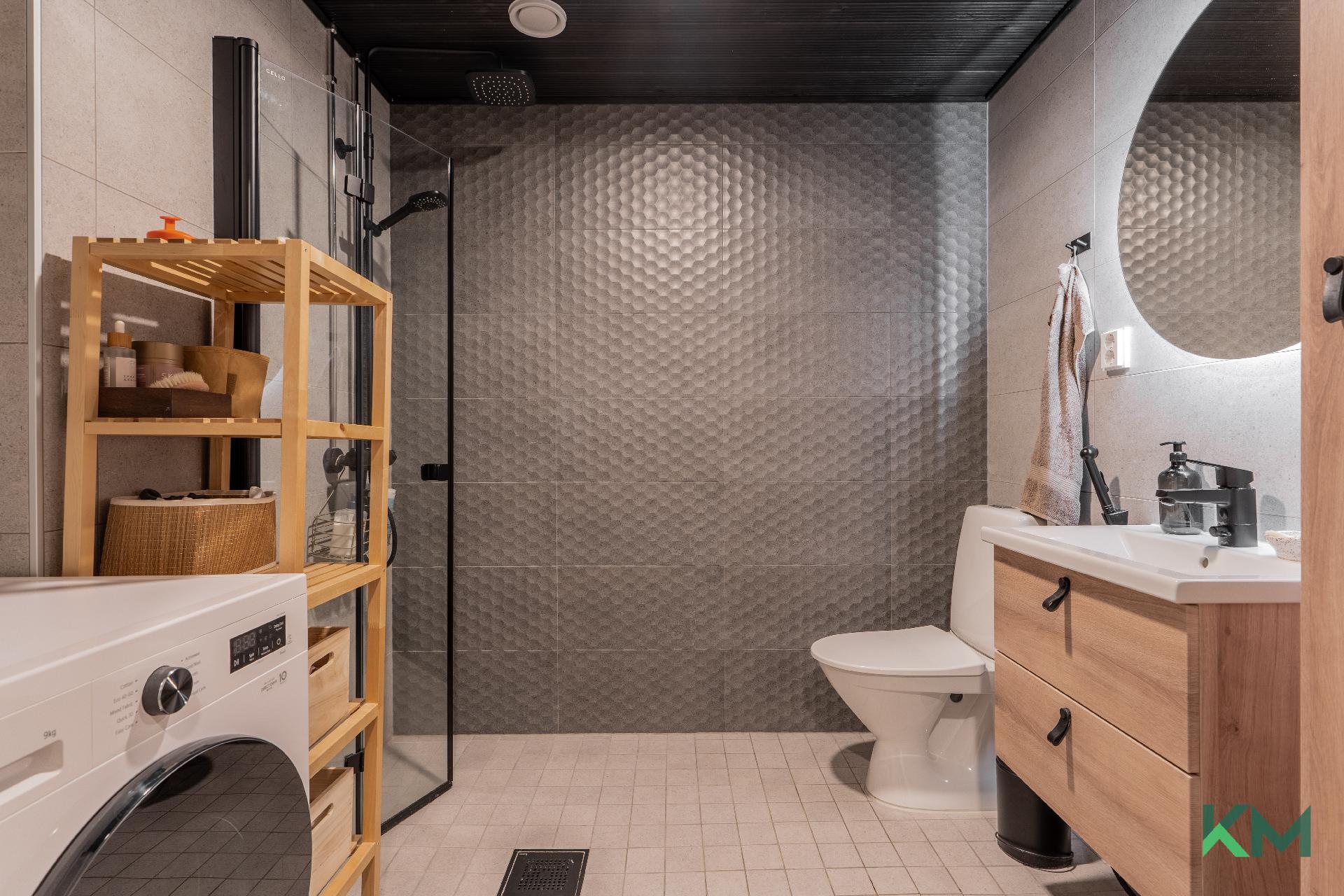 Harmoninen ja tilava kylpyhuone