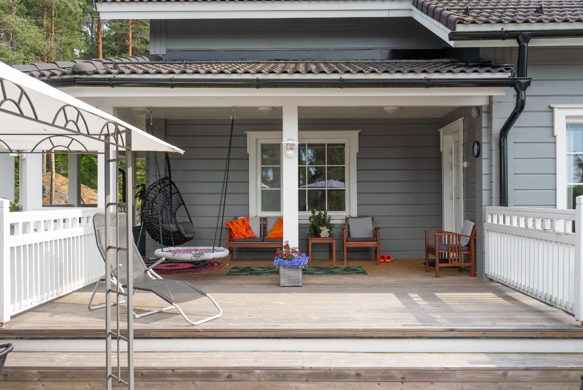 Terassille käynti olohuoneesta ja yläpihalta