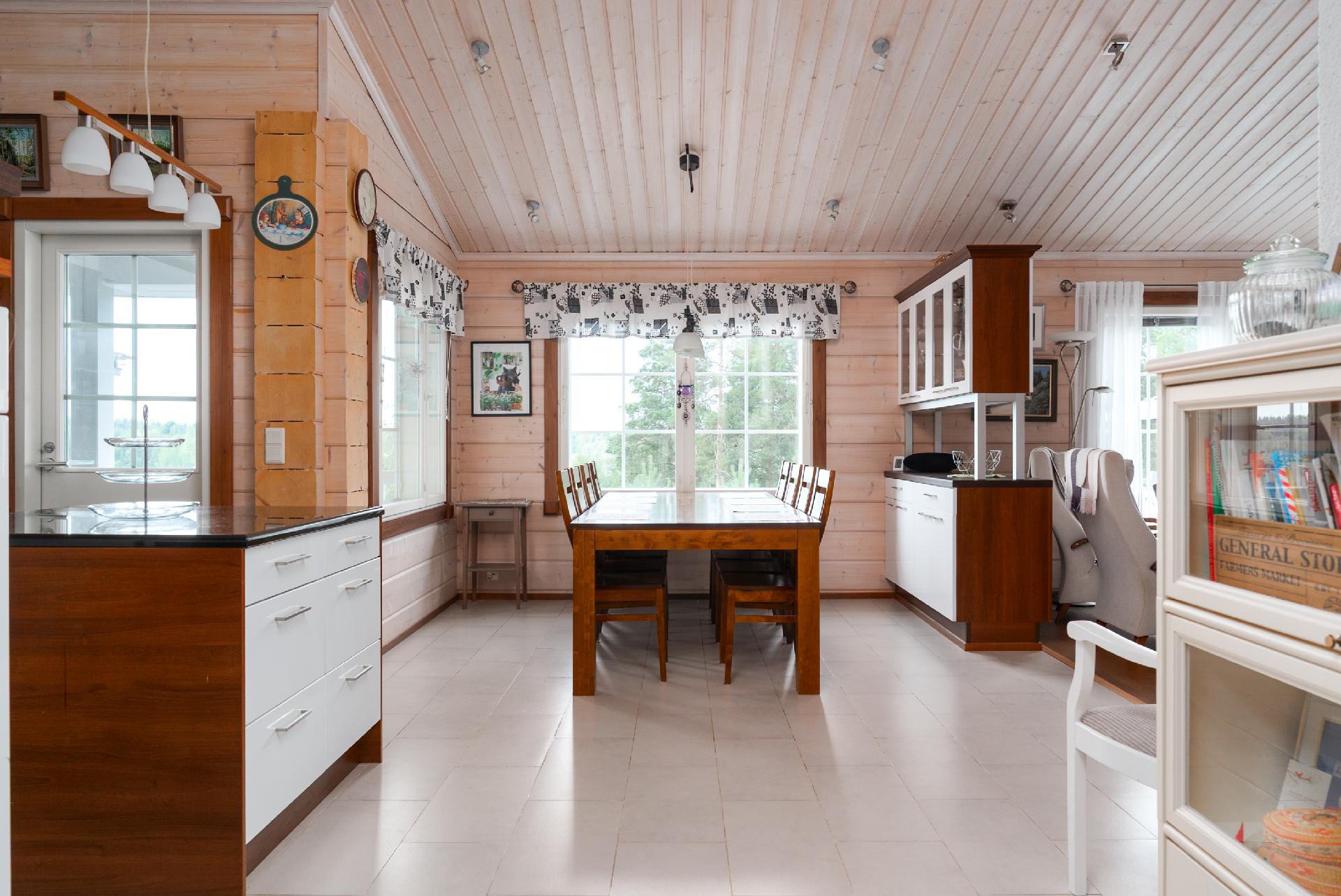 Ruokailutila keittiön ja olohuoneen välissä