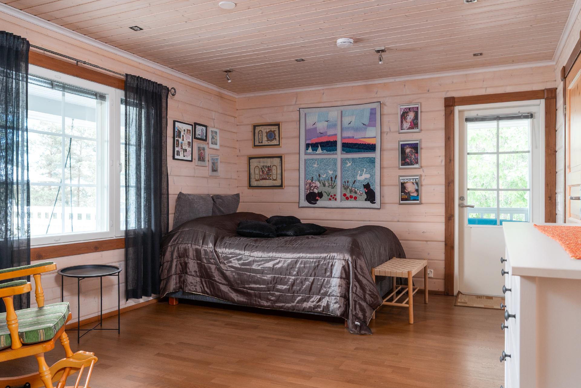 Yläkerran 1. makuuhuone