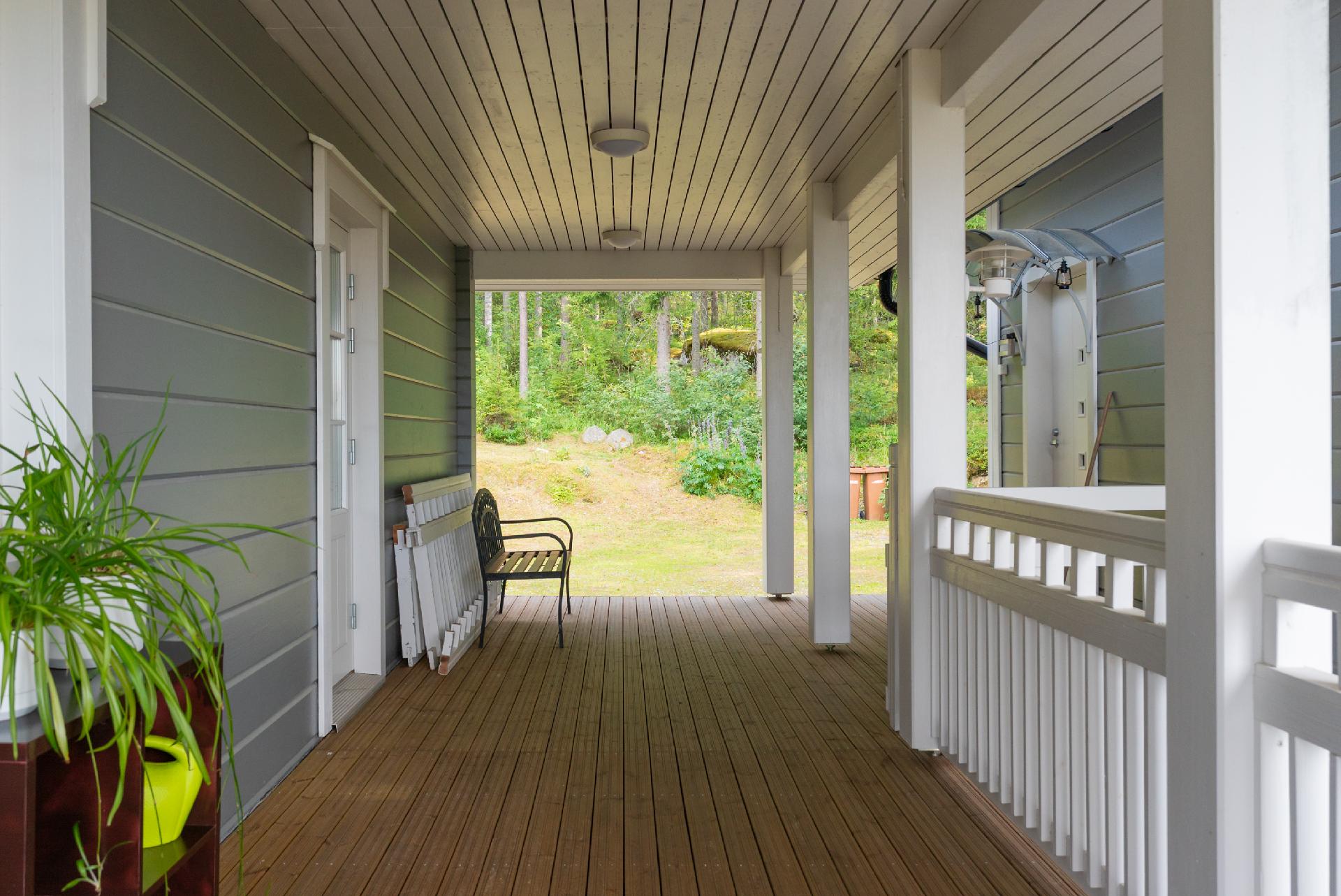 Sisäänkäynnit harrastetilaan ja yhteen yläkerran makuuhuoneista