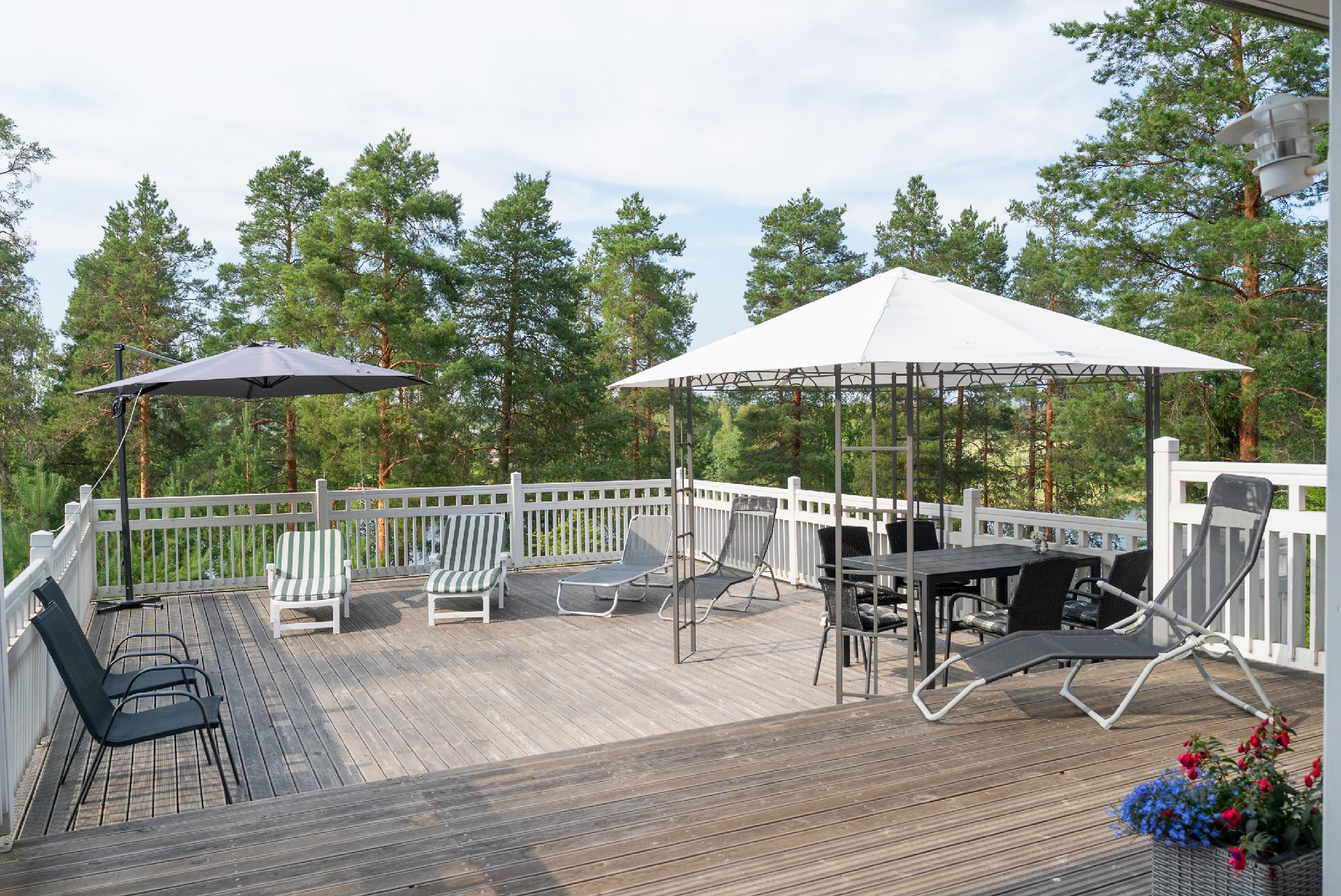 Terassilta järvinäkymät