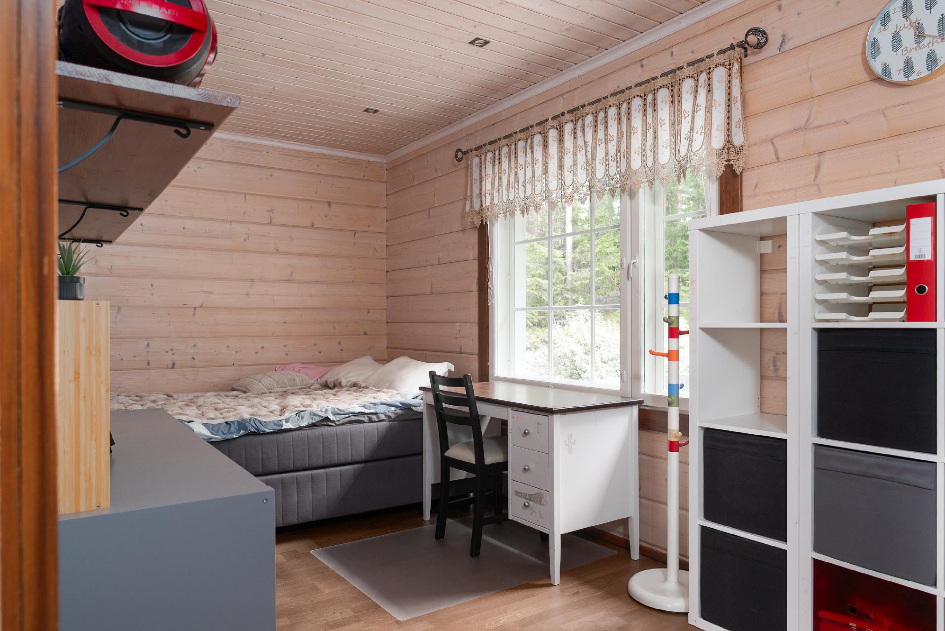 Yläkerran 2. makuuhuone