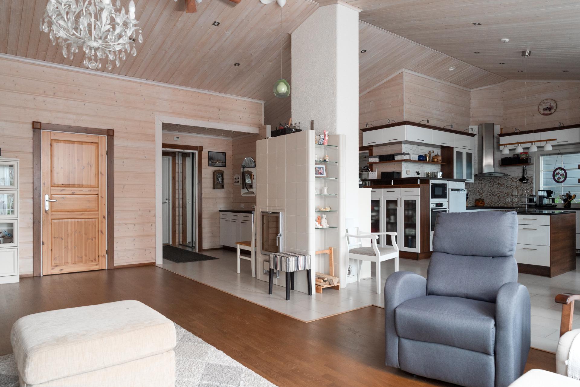 Olohuone ja keittiö avaraa tilaa