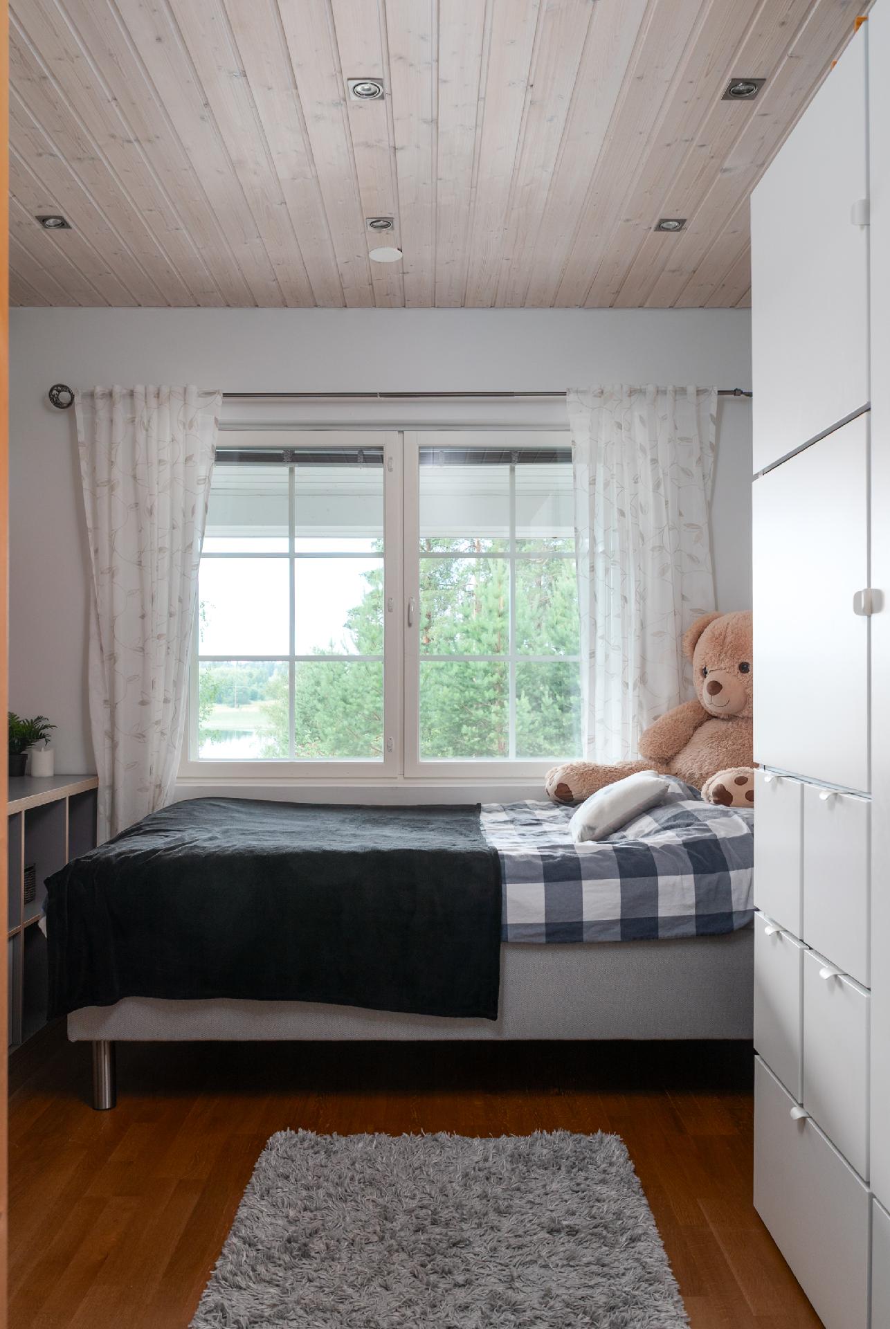 Alakerran makuuhuone