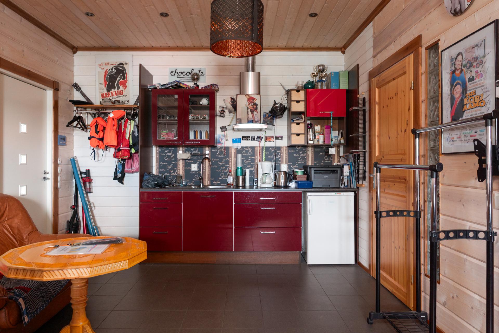 Autotallin yläkerran harrastehuone