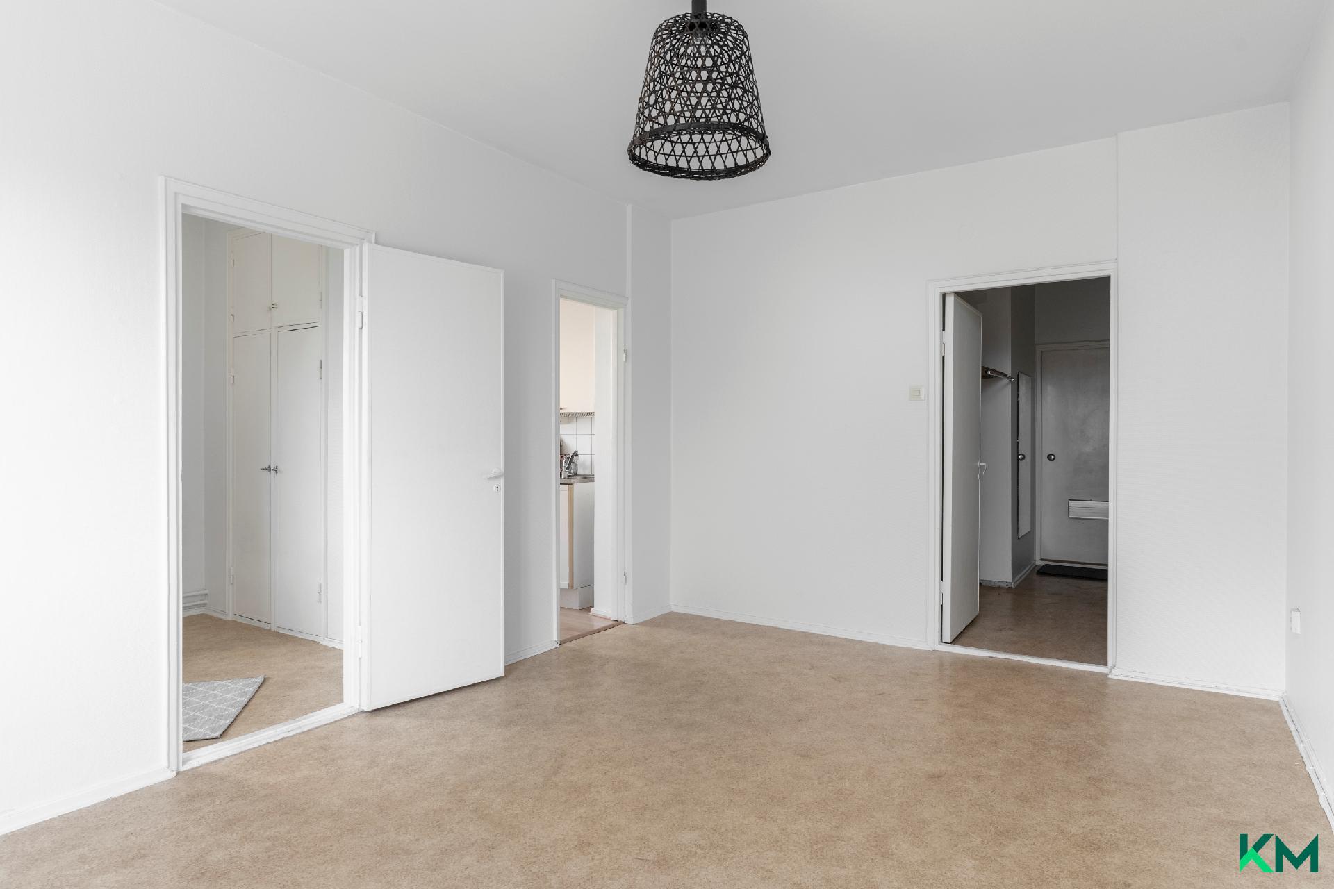 Olohuonesta käynti keittiöön ja makuuhuoneeseen