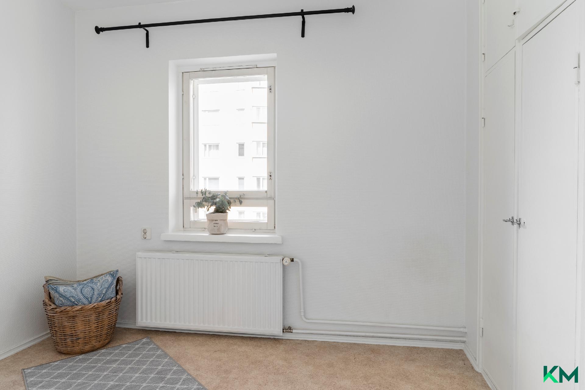 Makuuhuone sijaitsee sisäpihan puolella