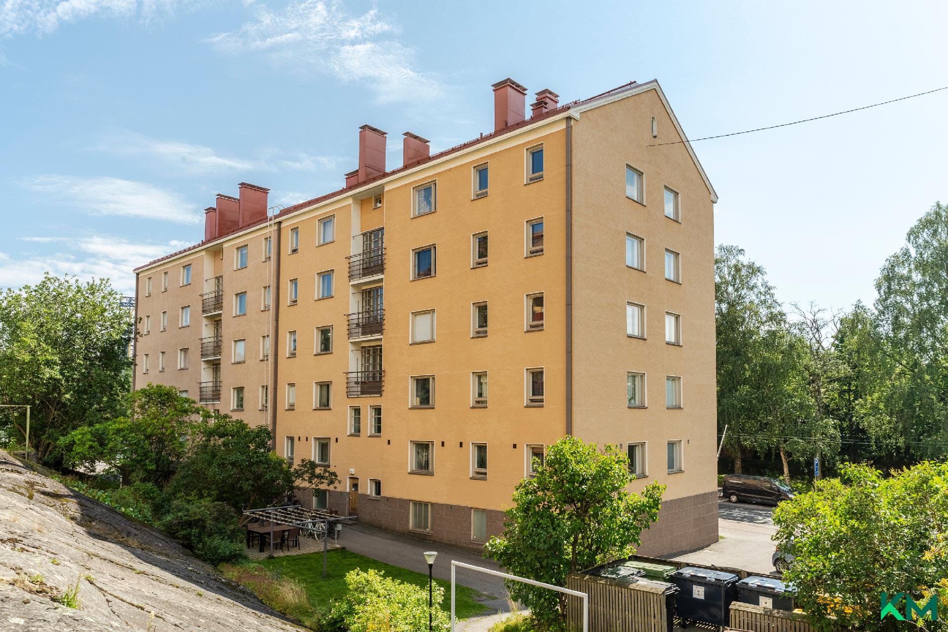 Pihan puolen julkisivu