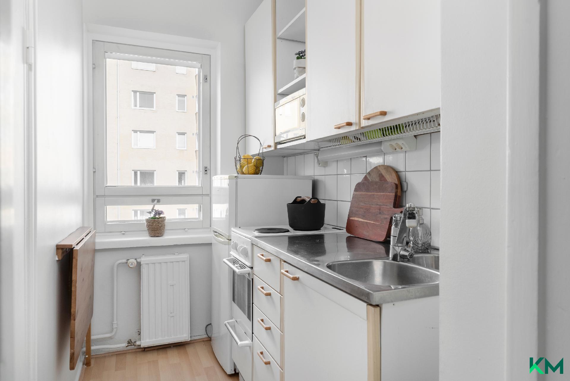 Ikkunan ansiosta keittokomero on valoisa