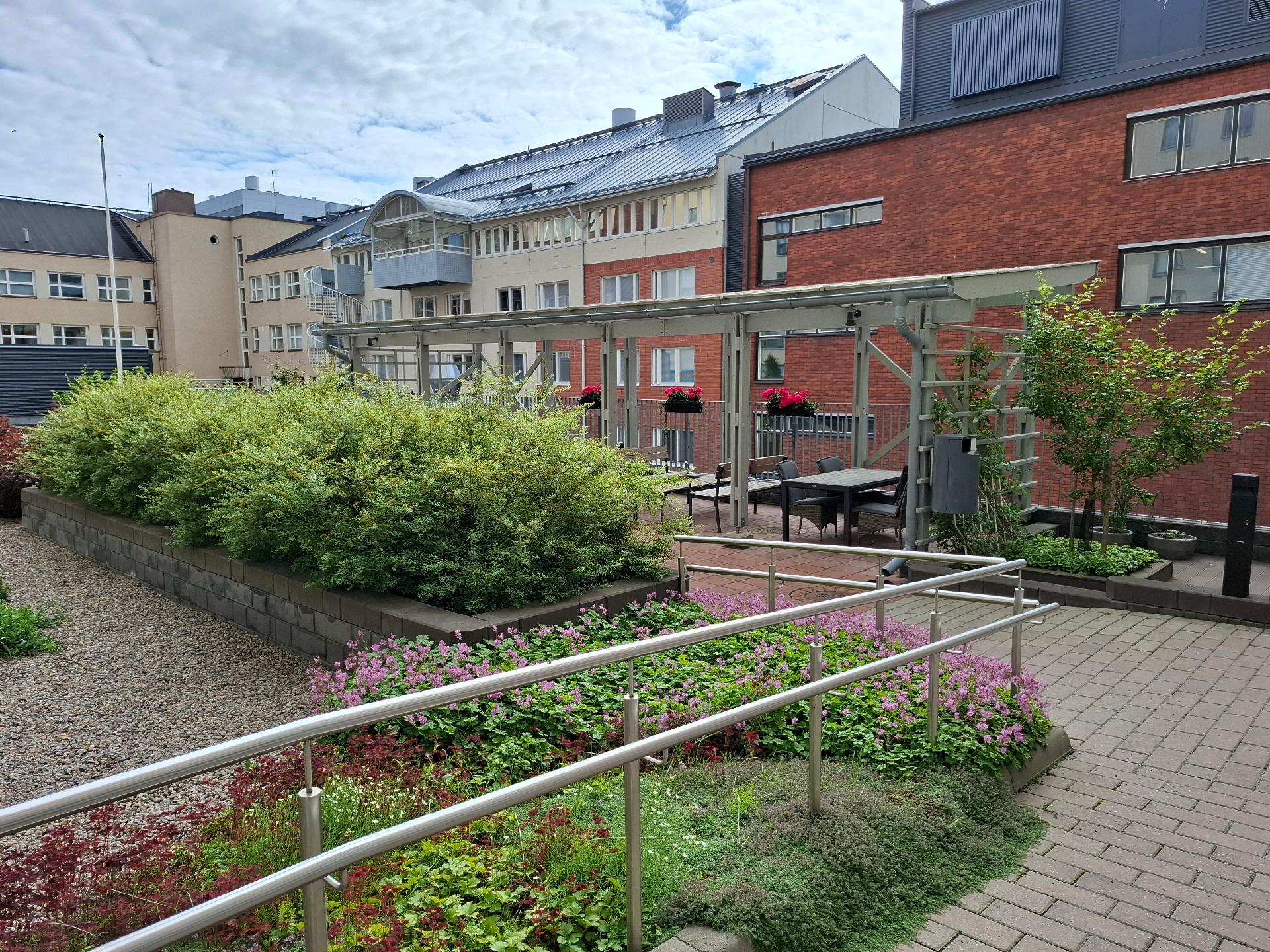 Sisäpihan oleskeluterassi