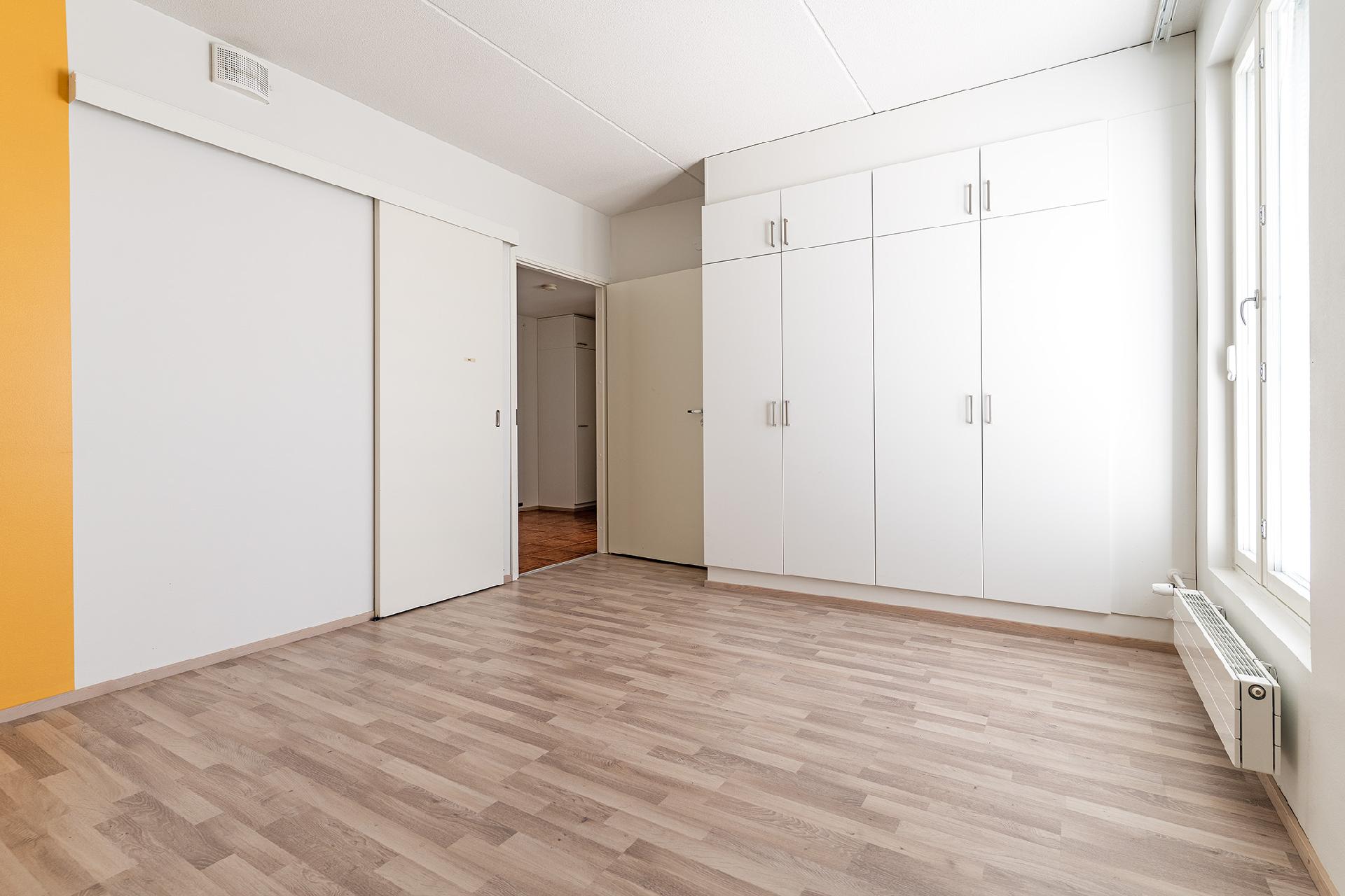 Isompi makuuhuone, oma WC-tila