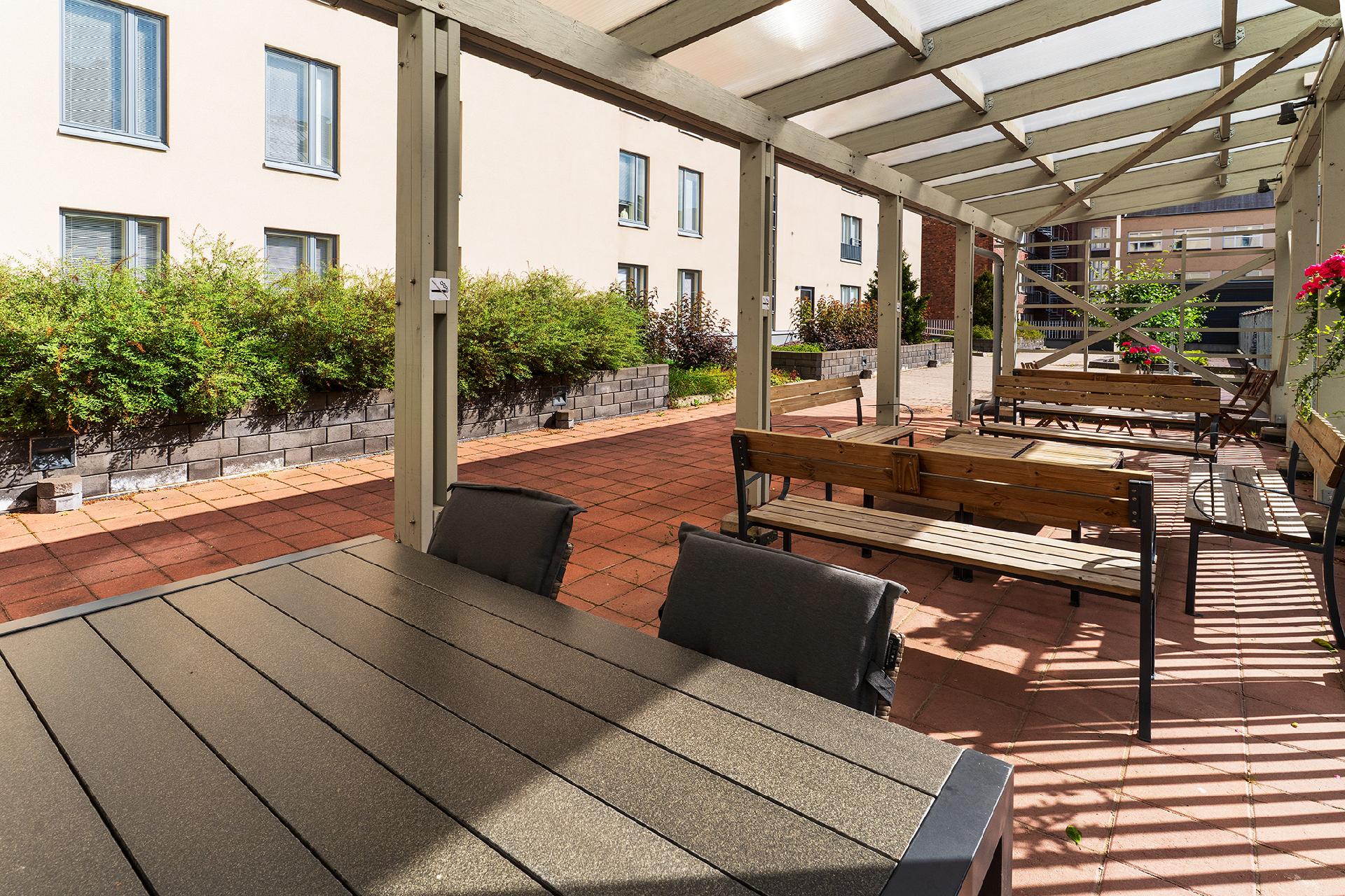 Sisäpihan oleskeluterassi