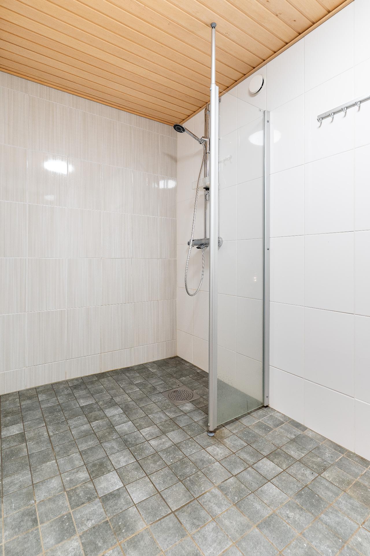 Taloyhtiön saunan suihkutila