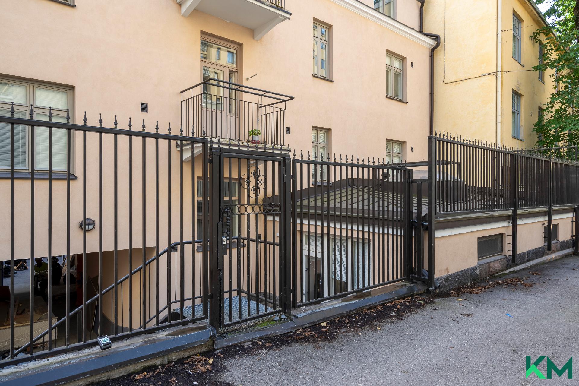 Huoneisto sijaitsee rauhallisen Pengerkujan puoleisessa sisäpiharakennuksessa.
