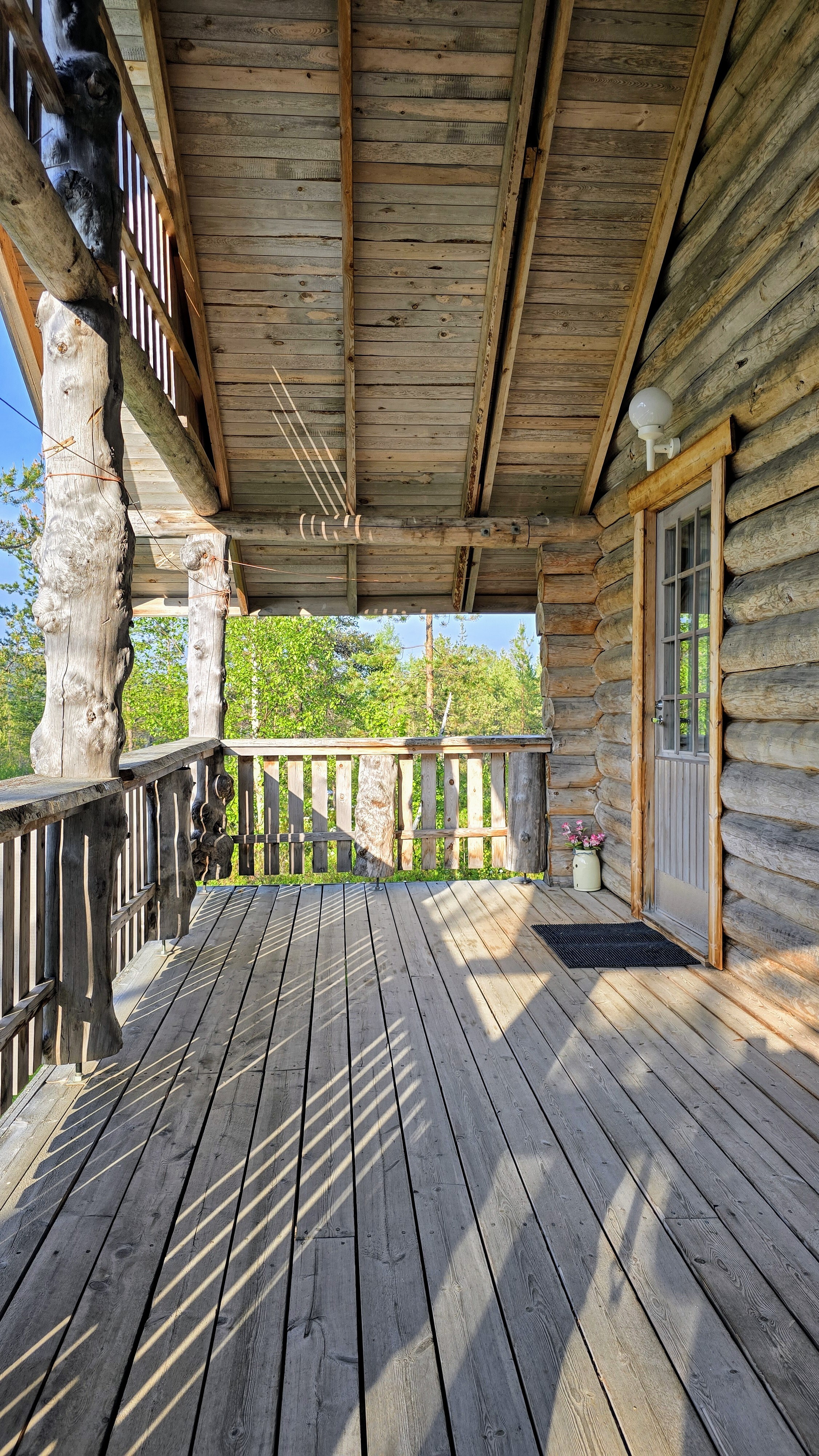 Reilun kokoinen katettu avoterassi