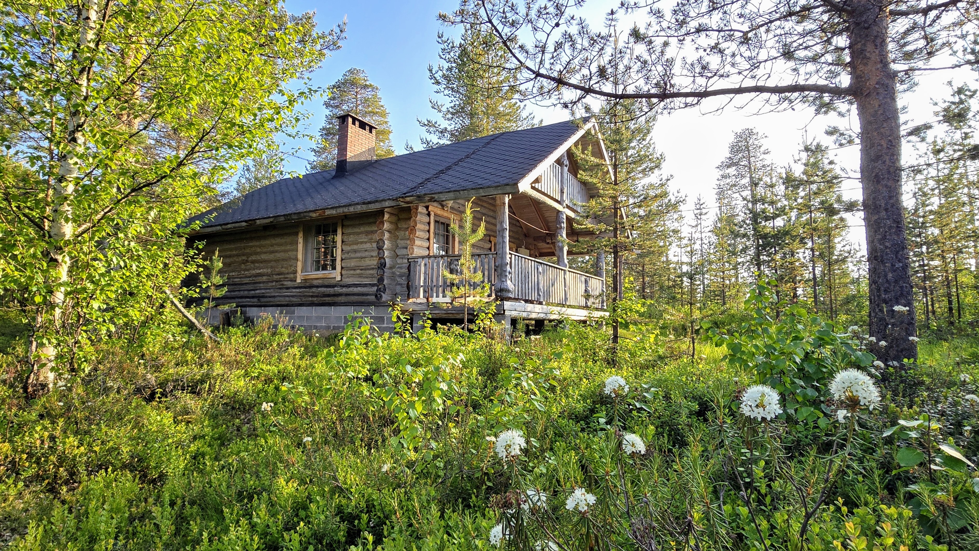 Julkisivu rannan puolelta