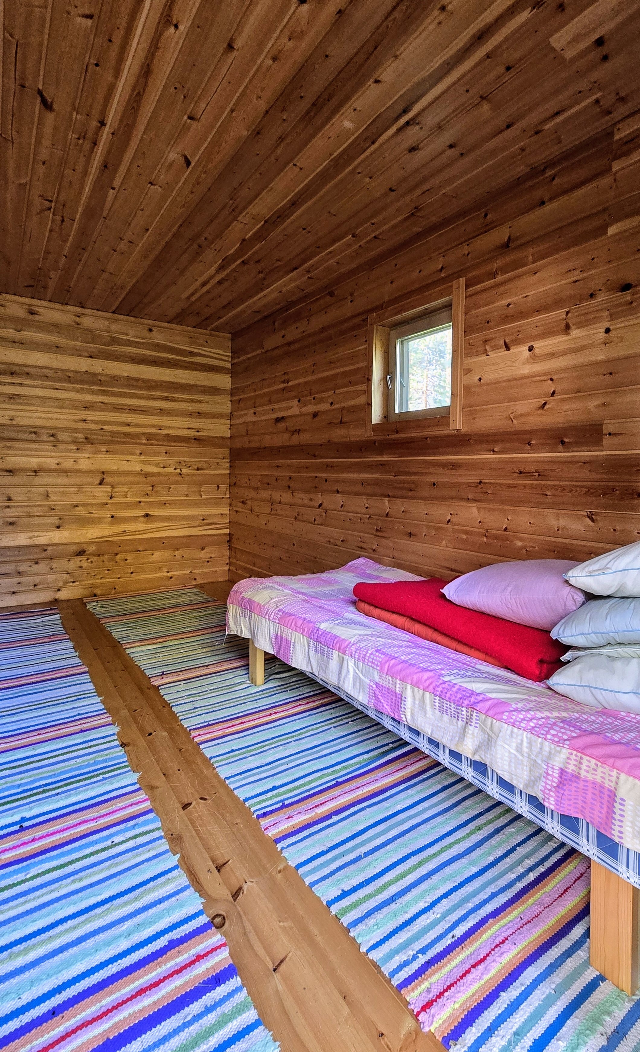 Vierasaitan pääty (oik.) sisältä