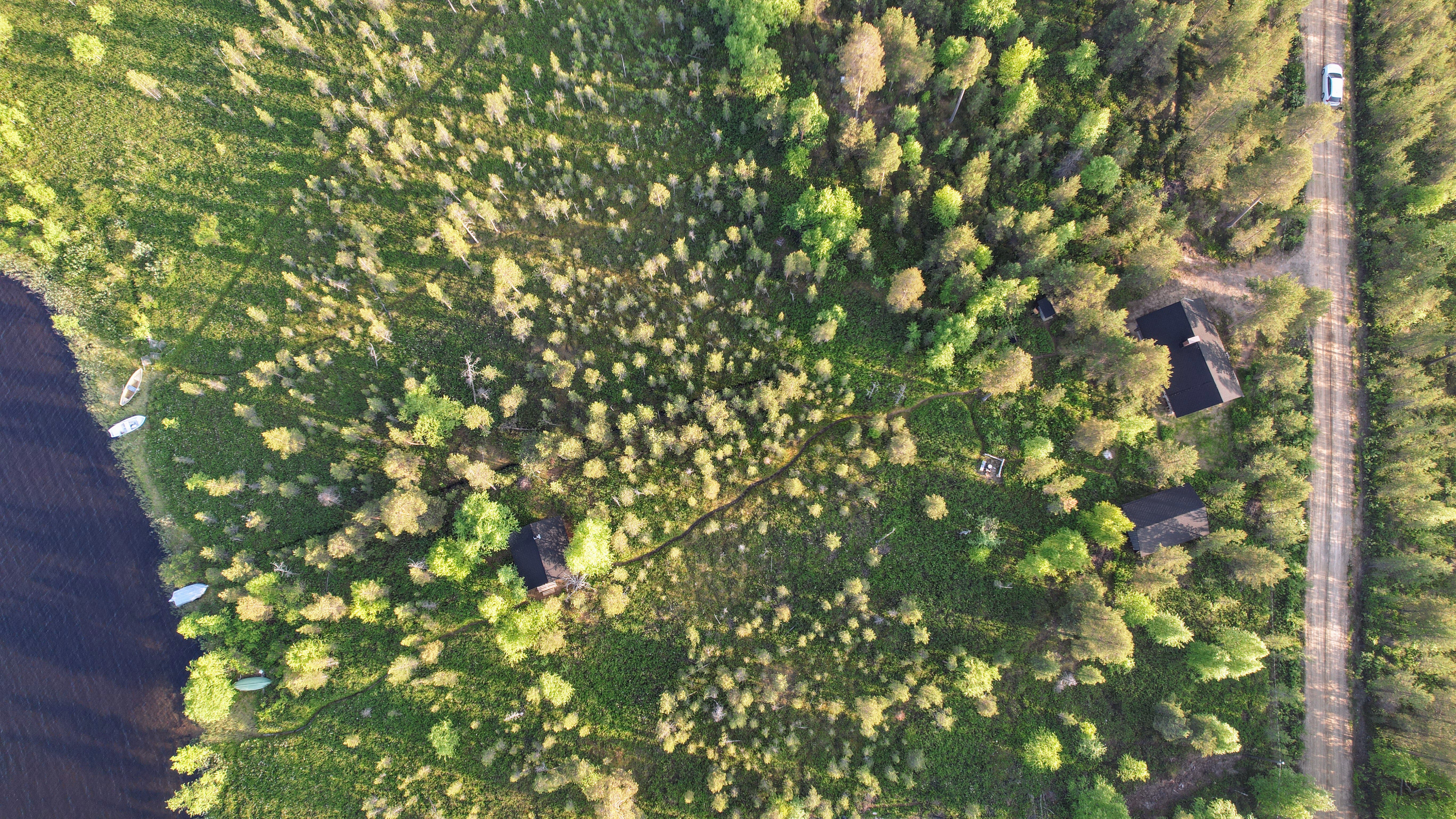 Oma ranta, etäpuolella ei rajanaapuria. etelän puoleisilla naapureilla ei omaa rantaa (kaavassa osoitettu yhteiskäyttöalueeksi/virkistysalueeksi).
