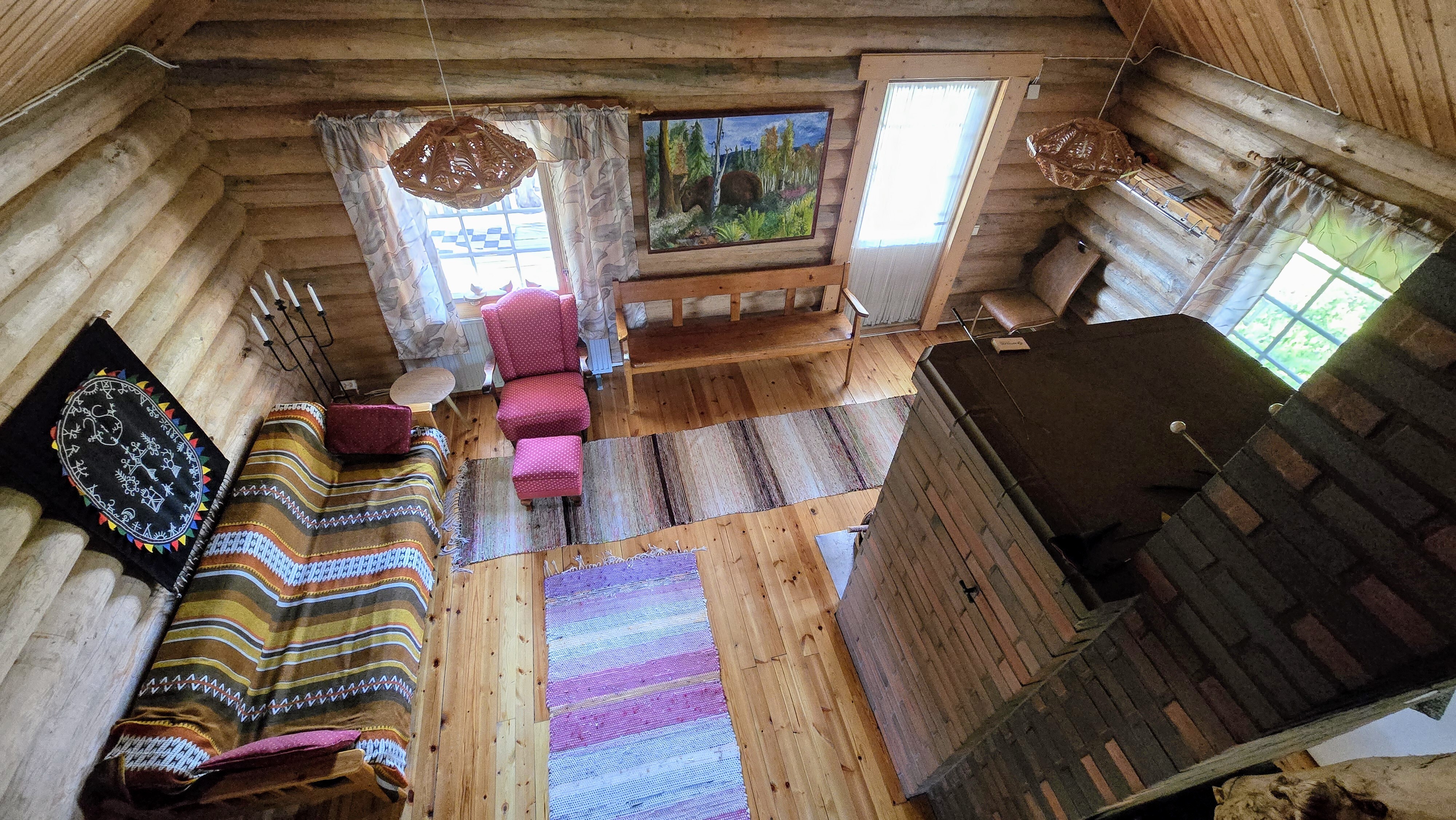 Näkymät parvelta alas tupaan